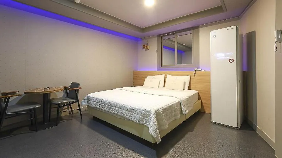 Amor Hotel Gimhae 2*,