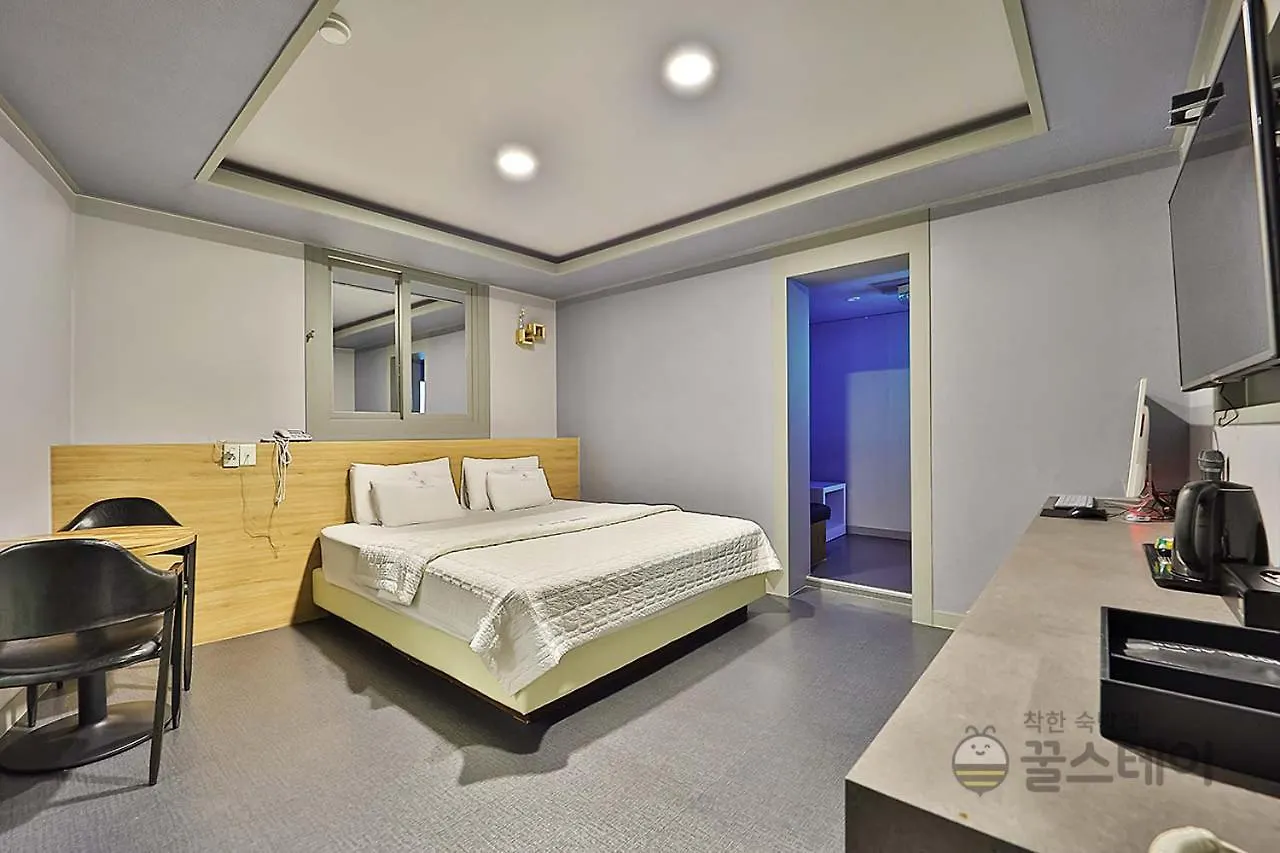 Amor Hotel Gimhae 2*,