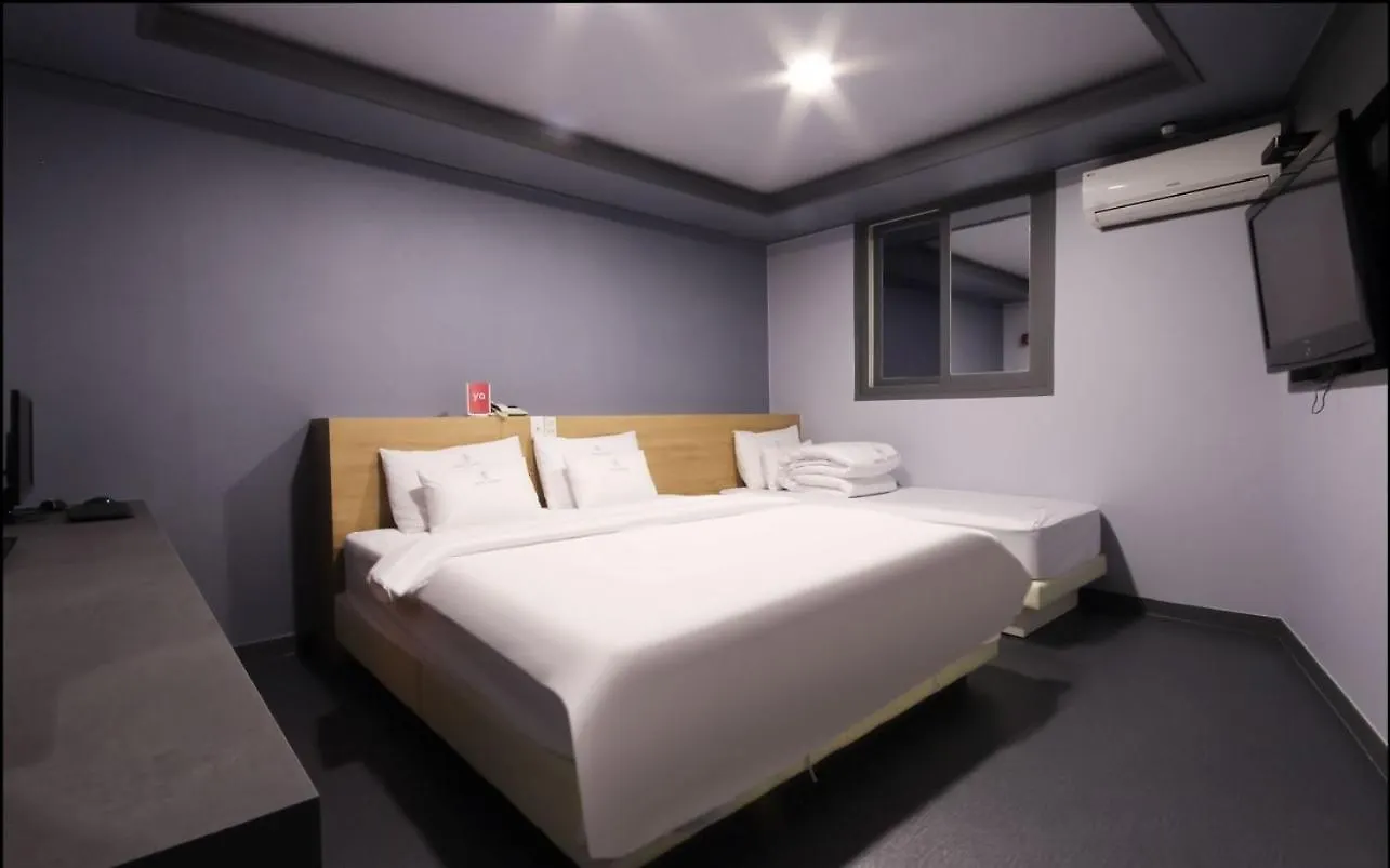 Amor Hotel Gimhae 2*,