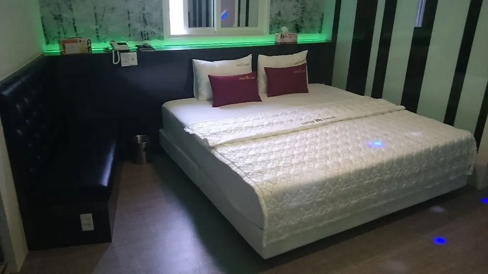 Amor Hotel Gimhae 2*,